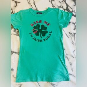 Y2K/VTG Junk Food “Kiss Me I’m Irish Today” St. Patrick’s Day T-Shirt - MEDIUM